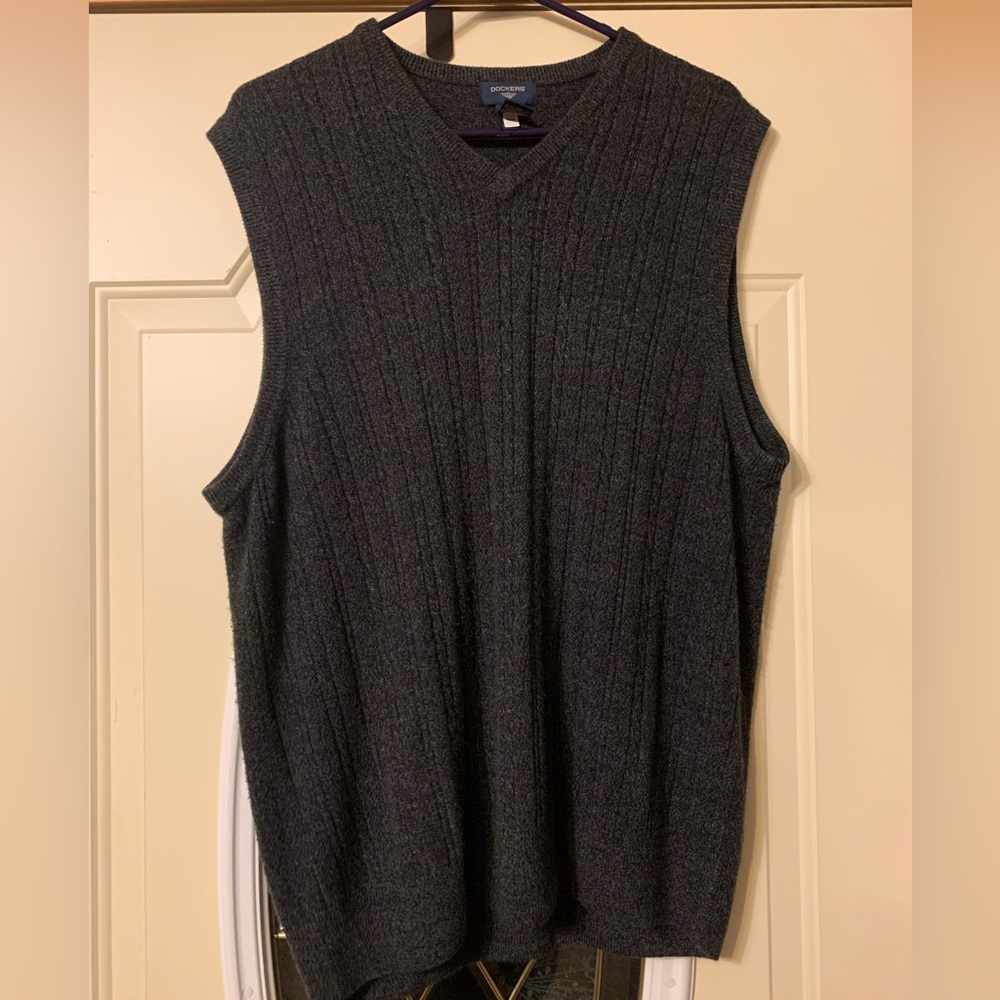 Nice Dockers Mens V Neck Gray Knitted Sweater Vest 100% Acrylic Cable Design XL